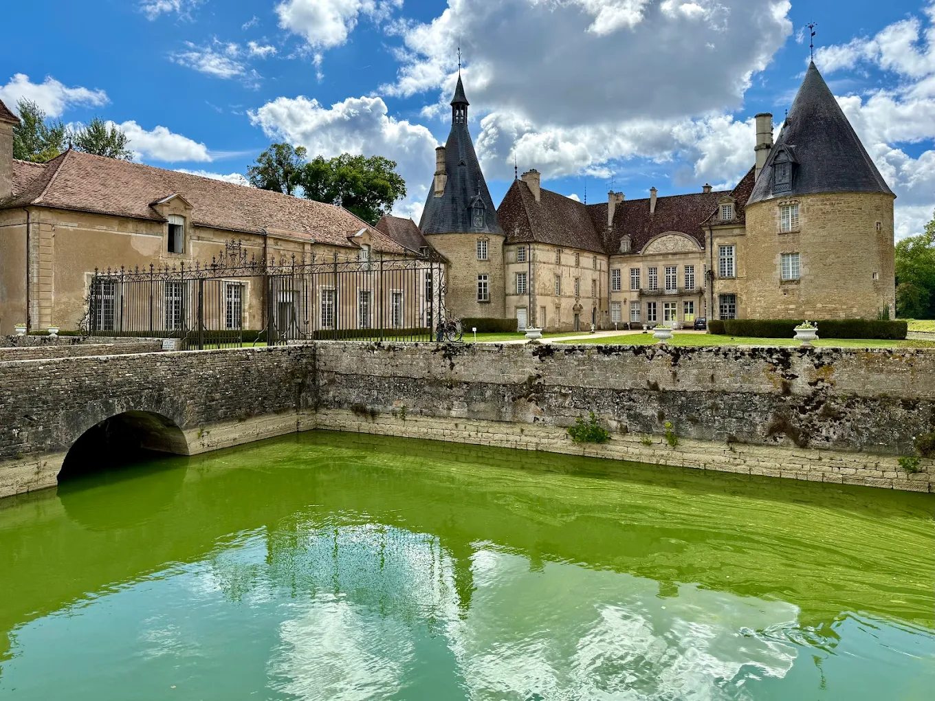 Château de Commarin - café du Chateau